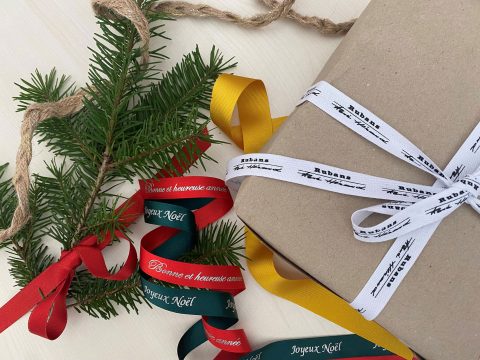 Notre collection de Noël, emballages personnalisés pour les fêtes de fin d’année, rubans imprimés, tours de boite élastiques ou adhésifs, rubans en velours